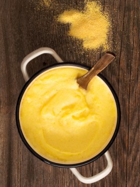 rustik pişmiş İtalyan polenta pot