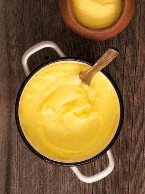 rustik pişmiş İtalyan polenta pot