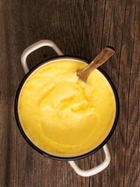 rustik pişmiş İtalyan polenta pot