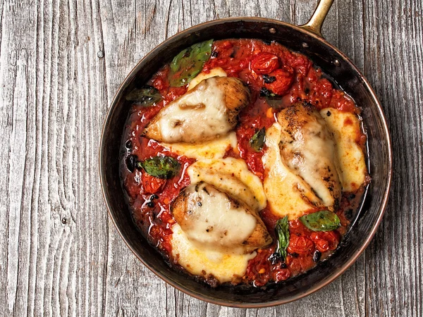 Rustik bakat italienska pollo margarita kyckling — Stockfoto