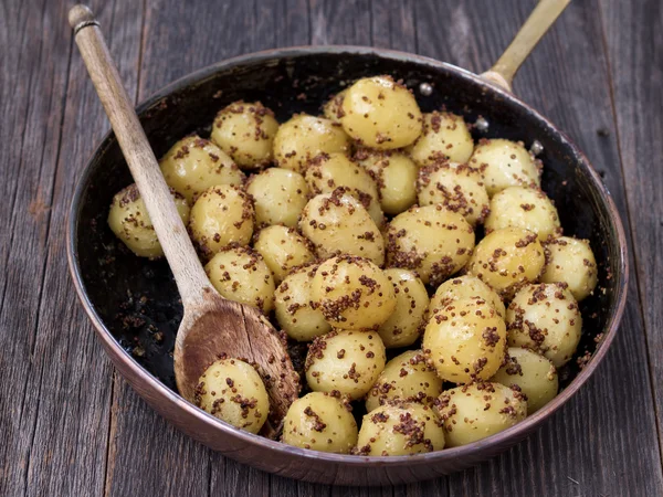 Rustieke gekookte aardappel in mosterd — Stockfoto
