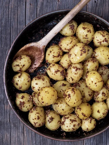 Hardal rustik haşlanmış patates — Stok fotoğraf