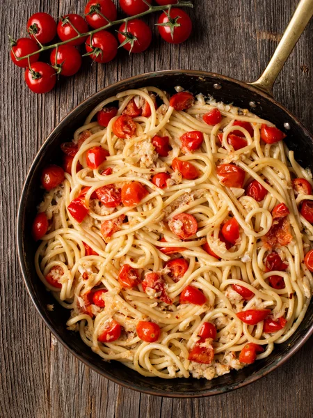 素朴なスパイシーなイタリア カニとチェリー トマトのスパゲティ パスタ — ストック写真