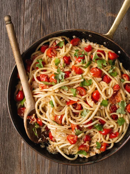 Rustikale würzige italienische Krabben und Spaghetti mit Kirschtomaten — Stockfoto