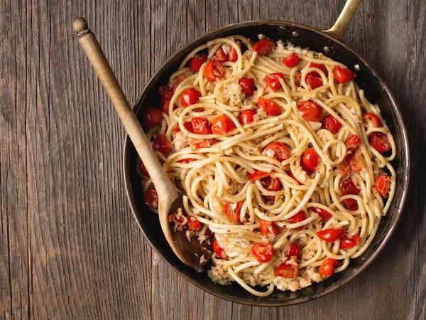 Rustykalne pikantne włoski kraba i pomidorów cherry spaghetti makarony — Zdjęcie stockowe