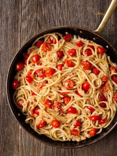 素朴なスパイシーなイタリア カニとチェリー トマトのスパゲティ パスタ — ストック写真