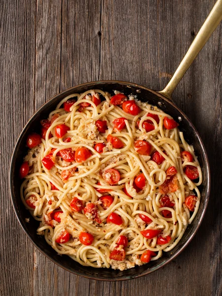 Rustykalne pikantne włoski kraba i pomidorów cherry spaghetti makarony — Zdjęcie stockowe