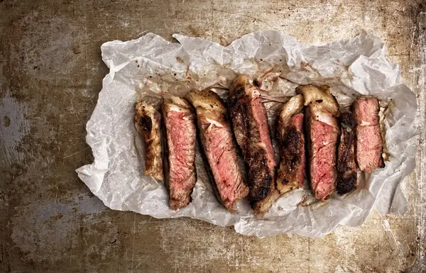 Venkovské barbecue cut šťavnaté grilované steaky — Stock fotografie