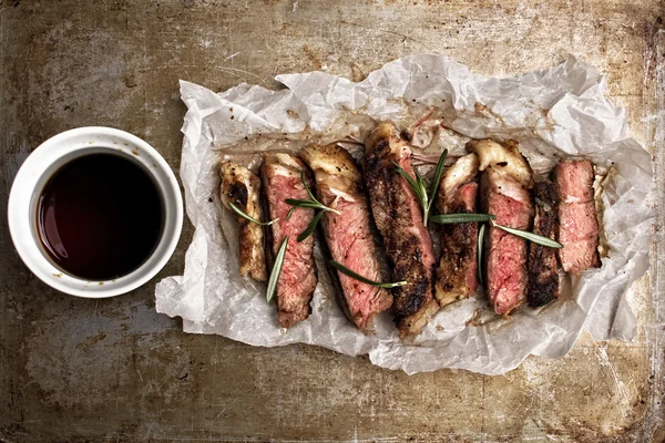 Taglio rustico succoso barbecue bistecca alla griglia — Foto Stock