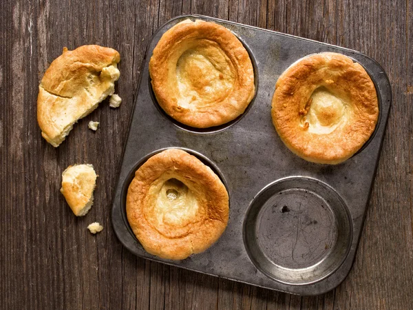 Rústico dourado britânico yorkshire pudim — Fotografia de Stock