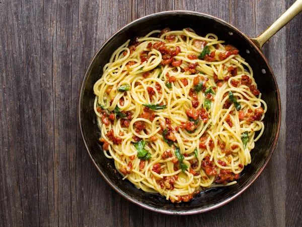 Rustikale italienische Spaghetti Carbonara — Stockfoto