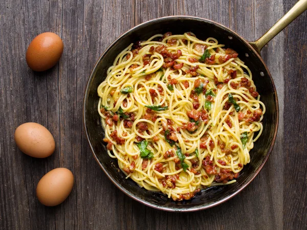 Espaguete italiano rústico carbonara — Fotografia de Stock