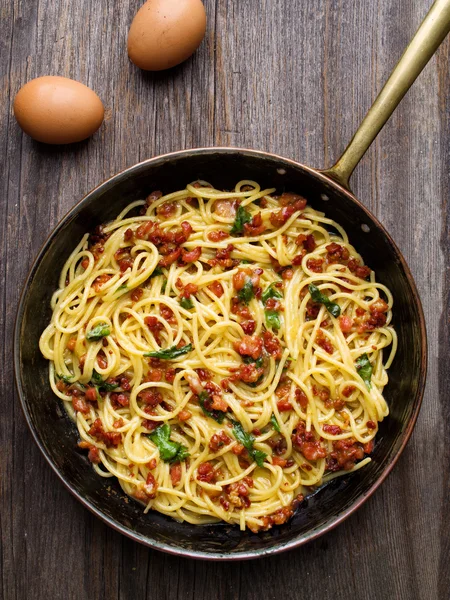 Rustieke Italiaanse spaghetti carbonara — Stockfoto