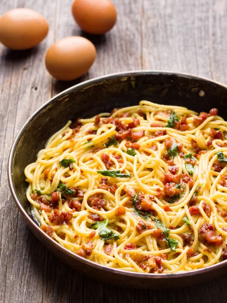 Rustykalne włoskie spaghetti carbonara — Zdjęcie stockowe