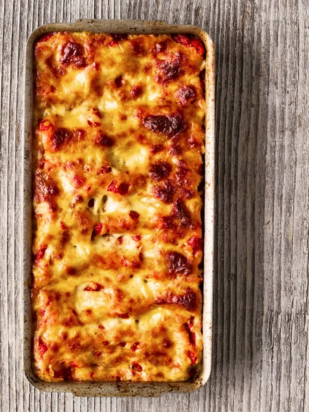 Rustieke Italiaanse gebakken spinazie ricotta Canneloni pasta — Stockfoto