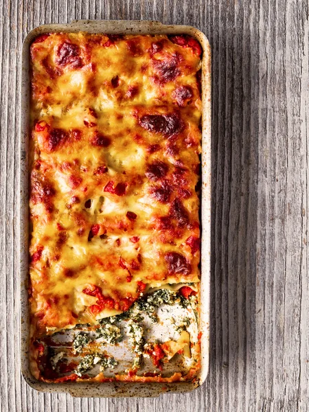 Rustikální italský pečené špenát ricotta cannelloni těstoviny — Stock fotografie