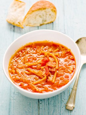 rustik İtalyan pancetta soğan makarna çorbası