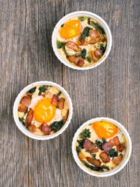 rustik pişmiş saksı yumurta