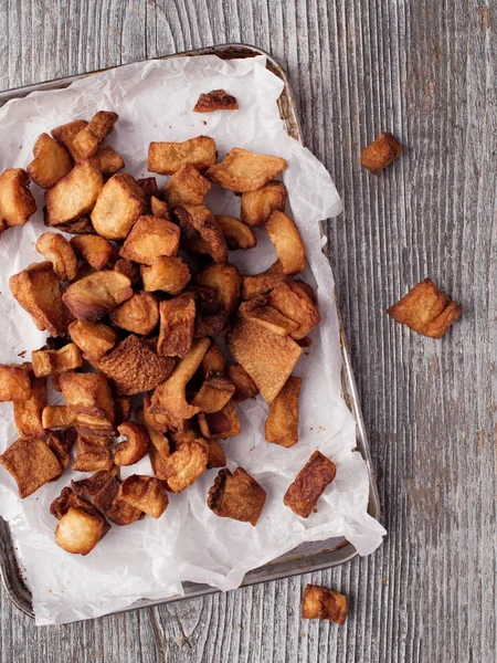 Rustikale frittierte knusprige Schweineschwarte — Stockfoto