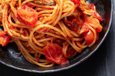 Domates soslu geleneksel spagetti kalıbını kapat.