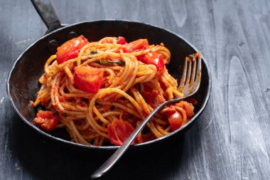 Domates soslu geleneksel spagetti kalıbını kapat.