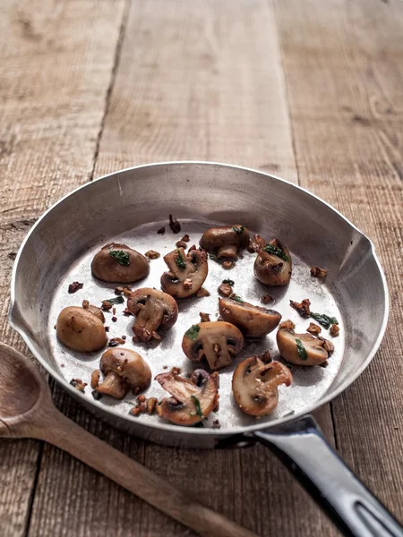 Champignon sauté casserole rustique — Photo