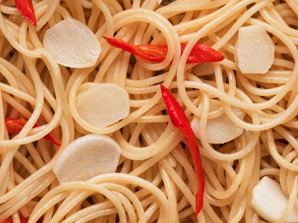 Tradicional italiano aglio olio espaguete macarrão comida fundo — Fotografia de Stock