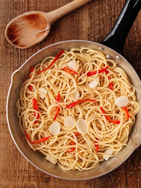 Rústico tradicional italiano aglio olio macarrão espaguete — Fotografia de Stock