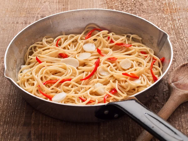Rustieke traditionele Italiaanse aglio olio spaghetti pasta — Stockfoto