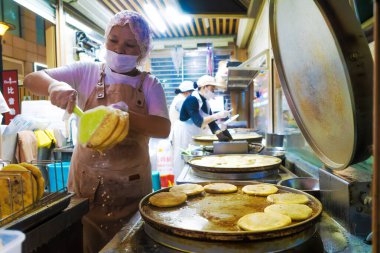 Lijiang, yunnan, porselen. Lijiang 'daki inanılmaz kalabalık yemek caddesi, inanılmaz sokak yemekleri..