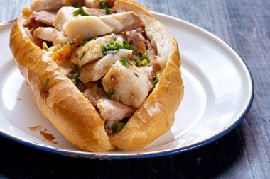 Kırsal bir Vietnam rostosunun yakınında domuz etli bahn mi sandviçi.