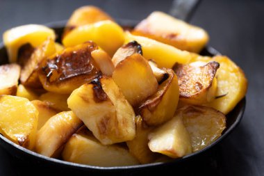 Bir tencere rustik italyan kızarmış patatesini yakın.