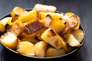 Bir tencere rustik italyan kızarmış patatesini yakın.