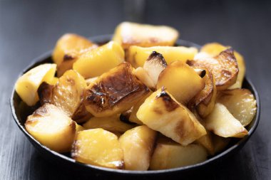 Bir tencere rustik italyan kızarmış patatesini yakın.