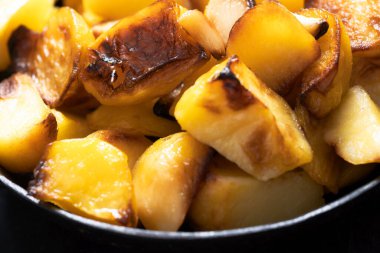 Bir tencere rustik italyan kızarmış patatesini yakın.