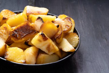 Bir tencere rustik italyan kızarmış patatesini yakın.