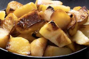 Bir tencere rustik italyan kızarmış patatesini yakın.