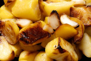 Bir tabak rustik italyan kızarmış patatesinin kapağını kapatın.