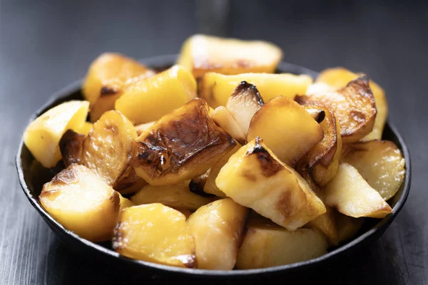 Bir tencere rustik italyan kızarmış patatesini yakın.