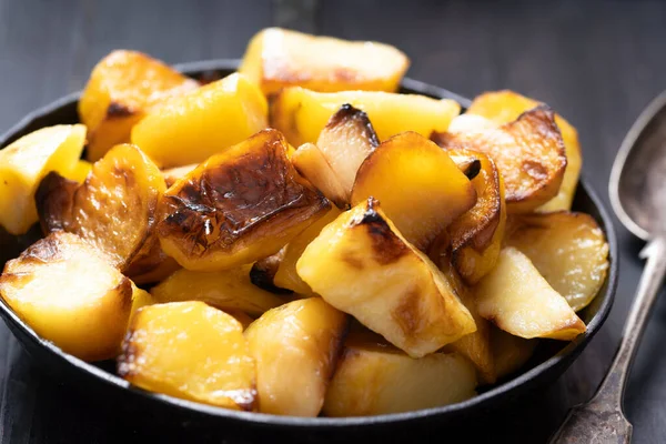 Bir tencere rustik italyan kızarmış patatesini yakın.