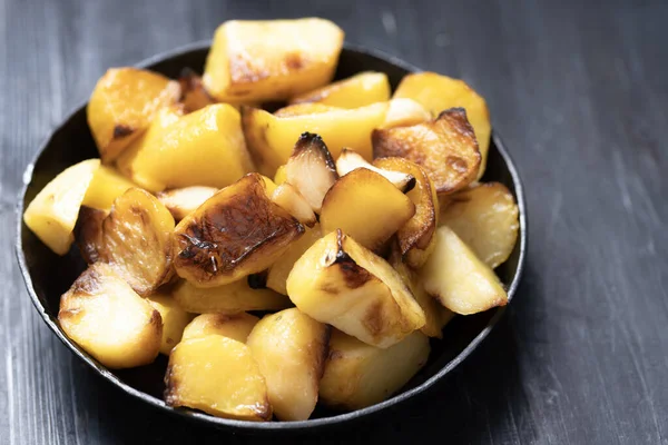 Bir tencere rustik italyan kızarmış patatesini yakın.