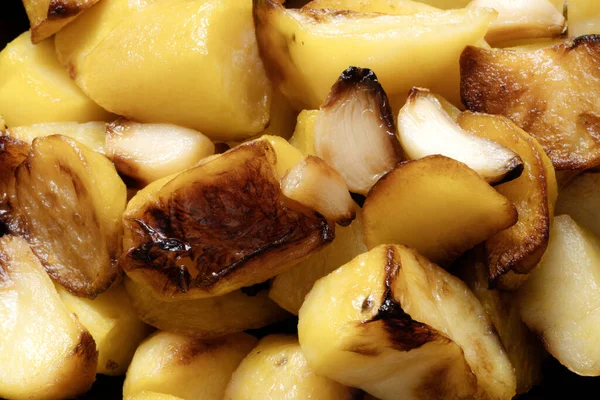 Bir tabak rustik italyan kızarmış patatesinin kapağını kapatın.