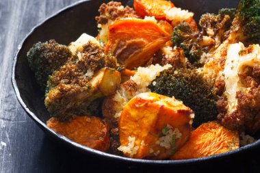 Sağlıklı sebze salatasının kapağını kapatın.