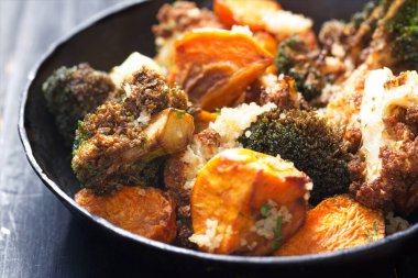 Sağlıklı sebze salatasının kapağını kapatın.