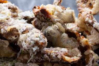 Peynirli İtalyan patatesli cipsin kapağını kapat.