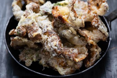 Peynirli İtalyan patatesli cipsin kapağını kapat.