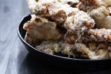 Peynirli İtalyan patatesli cipsin kapağını kapat.