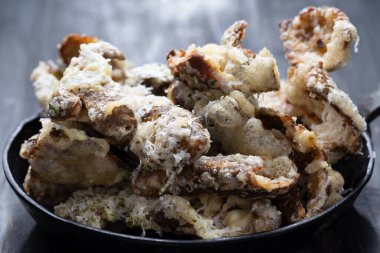 Peynirli İtalyan patatesli cipsin kapağını kapat.