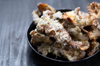 Peynirli İtalyan patatesli cipsin kapağını kapat.