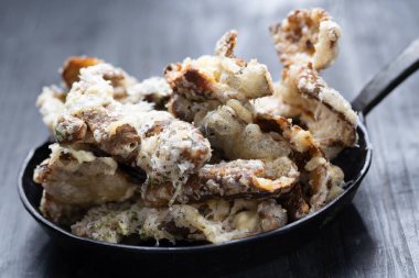 Peynirli İtalyan patatesli cipsin kapağını kapat.